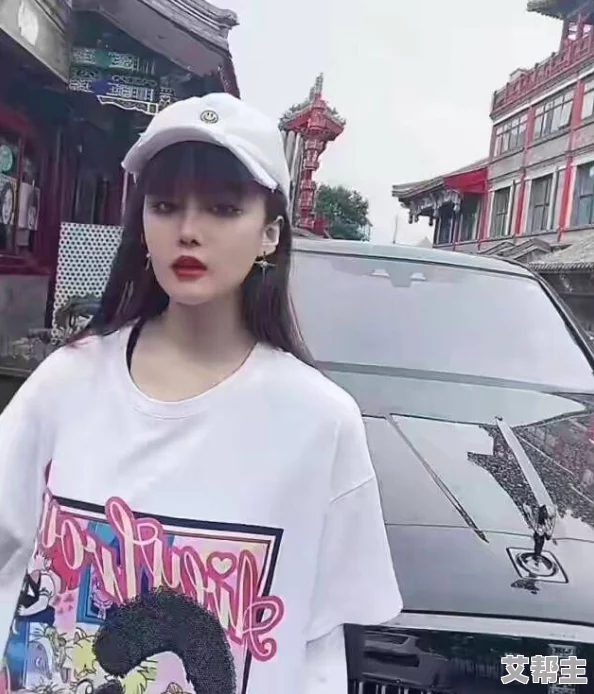 操女人的穴：近日某社交平台因不当内容引发热议，网友纷纷讨论性别平等与网络言论自由的界限问题