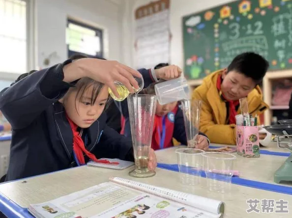 六年级自扣出浆：学生们在实践中学习，积极参与科学实验，探索物理现象的奥秘与乐趣