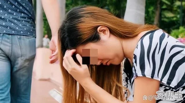 女人扒开腿让男人捅爽，这种行为真的是太不尊重女性了，应该提倡平等和自我保护